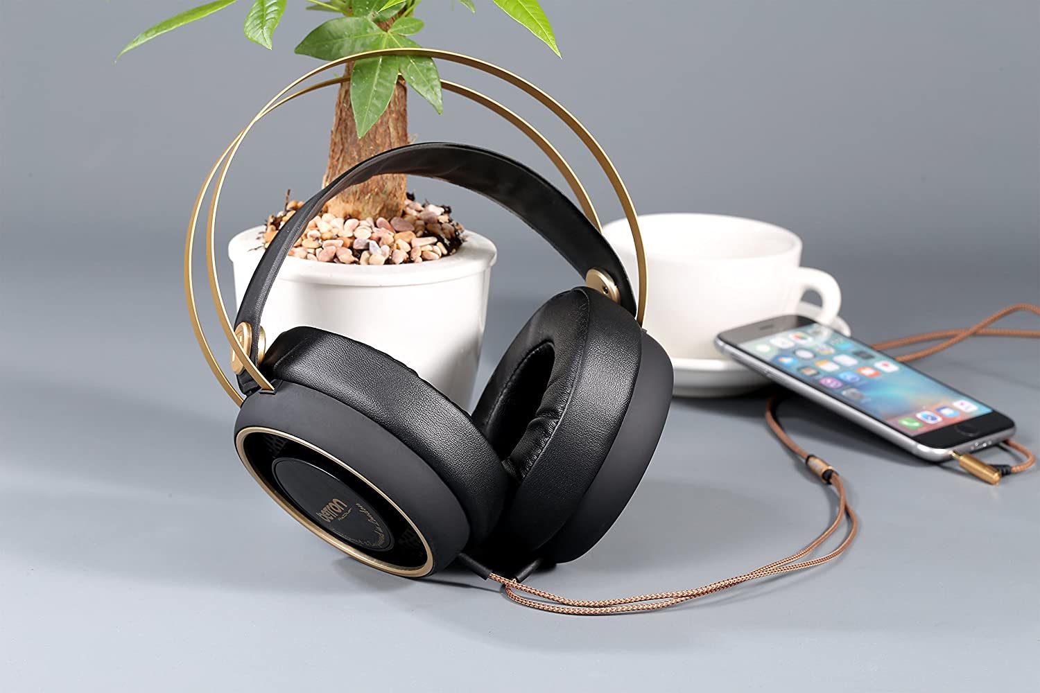 Betron Retro Over Ear Headphones Noise Isolating Bass Driven Sound Self Adjusting Headband - Image 3