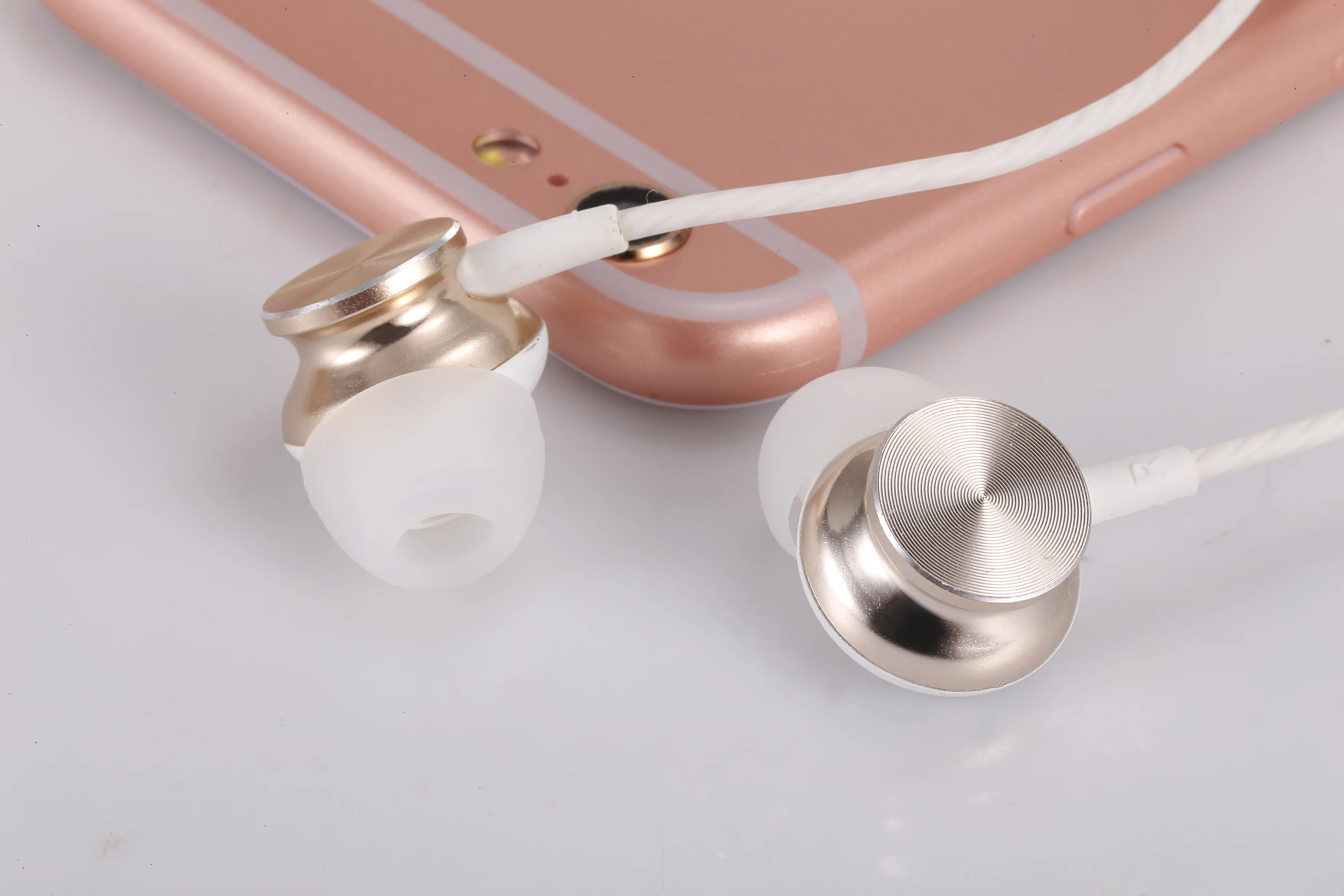 Betron BS10 Noise Isolating Earphones with Microphone Volume Control Ergonomic Earbuds Stereo Sound - Image 3