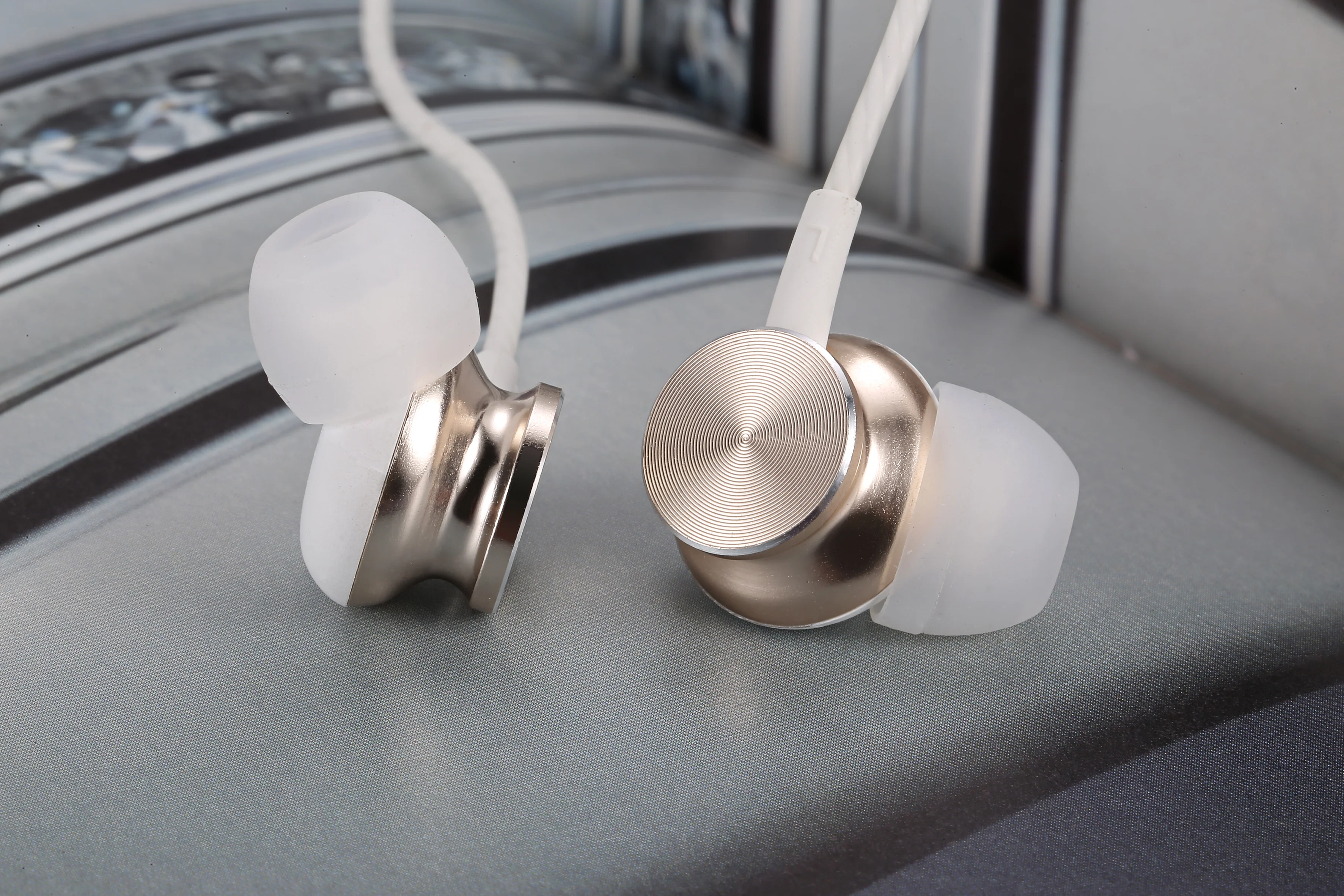 Betron BS10 Noise Isolating Earphones with Microphone Volume Control Ergonomic Earbuds Stereo Sound - Image 4